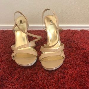 I’m selling size 6 1/2 shoes Brand: Bakers.